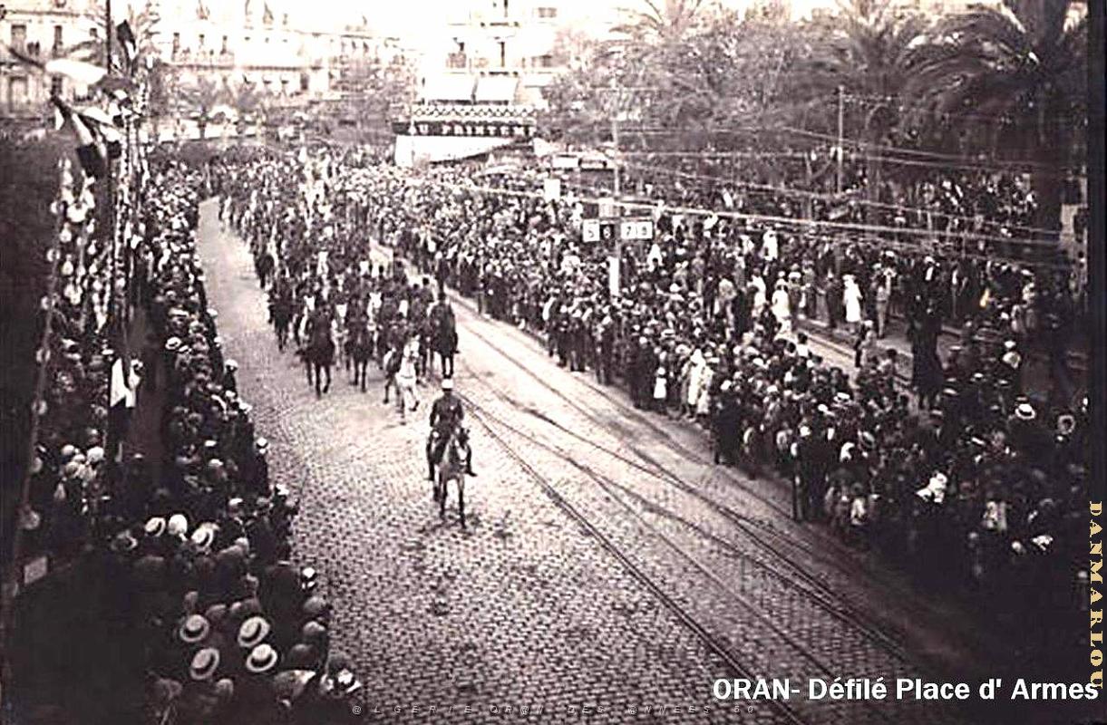 PA i- 63- Place d'armes animee.jpg